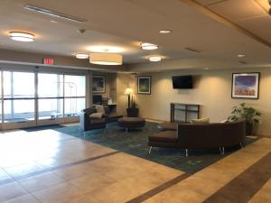 un hall avec des canapés et des chaises dans un bâtiment dans l'établissement Candlewood Suites - El Dorado, an IHG Hotel, à El Dorado