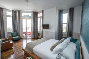 1 dormitorio con 1 cama y sala de estar en Palacio Astoreca, en Valparaíso