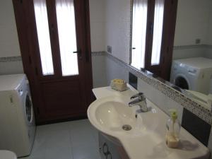 Un baño de Apartamentos Almagro
