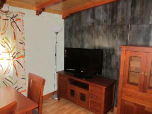 Una televisión o centro de entretenimiento en Apartamentos Almagro