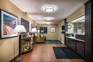 een hal van een ziekenhuis met een wachtkamer bij Candlewood Suites Richmond West End Short Pump, an IHG Hotel in Short Pump