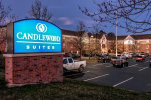 una señal para un concesionario de coches en un estacionamiento en Candlewood Suites Glen Allen-Short Pump, en Glen Allen