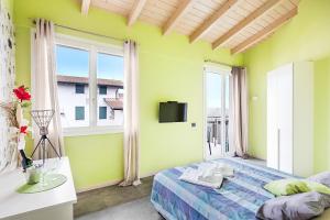 デセンツァーノ・デル・ガルダにあるMarylindaのベッドと大きな窓のある寝室 +57枚の写真