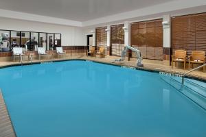 - une grande piscine d'eau bleue dans une chambre d'hôtel dans l'établissement Staybridge Suites Columbia, an IHG Hotel, à Columbia