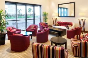 Posezení v ubytování Staybridge Suites Yas Island Abu Dhabi by IHG