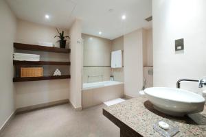 Koupelna v ubytování Staybridge Suites Yas Island Abu Dhabi by IHG
