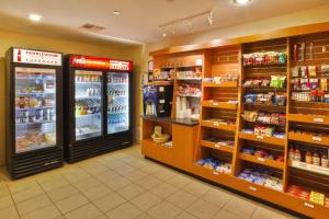 Supermarket nebo jiné obchody v  hotelu nebo okolí