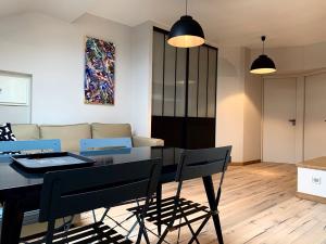 梅朗的住宿－Appartement neuf scintillant de l’île d’amour，用餐室以及带桌椅的起居室。