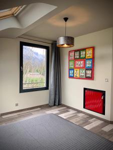 sala de estar con ventana y alfombra en Appartement neuf scintillant de l’île d’amour, en Meylan