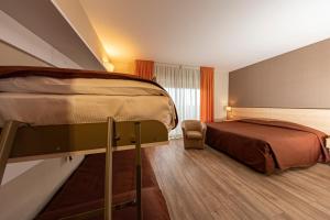 A bed or beds in a room at Hotel Donatello Imola