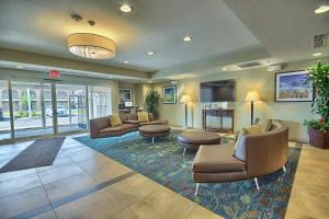 un vestíbulo con sofás y sillas en un edificio en Candlewood Suites Columbus - Grove City, an IHG Hotel, en Grove City