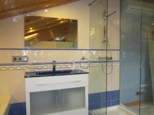 Un baño de Apartamentos Almagro