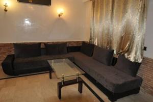 sala de estar con sofá y mesa de centro en Babylon Appartments, en Marrakech