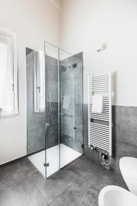 リヴォルテッラにあるAppartamento La Fogliaのバスルーム(ガラス張りのシャワー、シンク付)