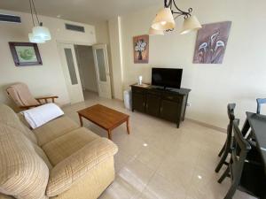 TV a/nebo společenská místnost v ubytování Apartamento en Bahia Golf - Costa Ballena