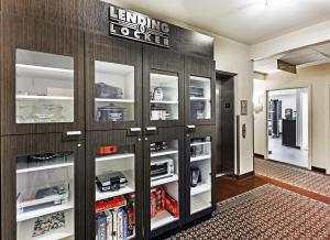 una biblioteca con puertas y estanterías de cristal en Candlewood Suites El Paso, an IHG Hotel en Sunrise Acres