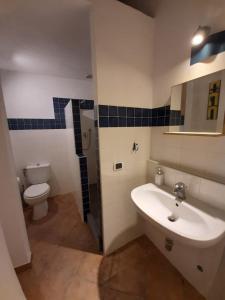 un baño con lavabo e inodoro en House of Vera, en La Spezia