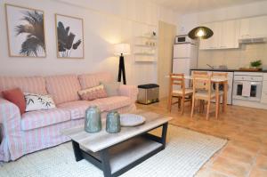 sala de estar con sofá rosa y mesa en Calma Suite, en Agulo