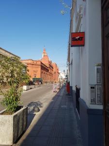 une rue vide dans une ville avec un bâtiment dans l'établissement caseros apart, à Salta