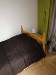 - une chambre avec un lit et une table avec une lampe dans l'établissement Chez Pat & Mat, à La Canourgue