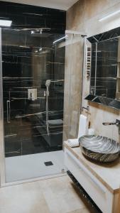 Kúpeľňa v ubytovaní Ekskluzywny Apartament GOLD Gardenia Dziwnów z widokiem na morze trzecie piętro 1 pokojowy EPapartamenty