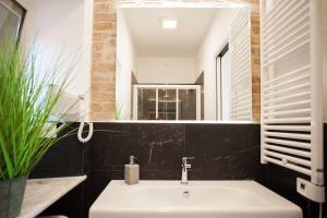Bilik mandi di Red House Accomodation Potenza Picena +81 gambar