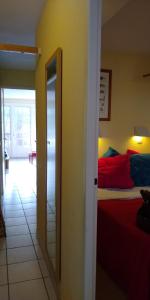モリエ・エ・マーにあるAlbertine appt 112のベッドルーム1室(ベッド1台、鏡付)