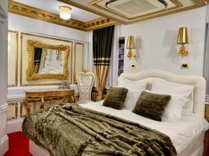 um quarto com uma cama king-size e um espelho em President Luxury em Ploieşti