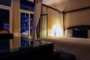 ein Hotelzimmer mit einem Bett und einem Fenster in der Unterkunft Gran Hotel Ciudad de Mexico in Mexiko-Stadt