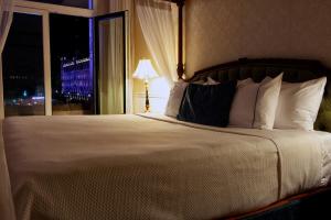 Schlafzimmer mit einem großen Bett und einem Fenster in der Unterkunft Gran Hotel Ciudad de Mexico in Mexiko-Stadt