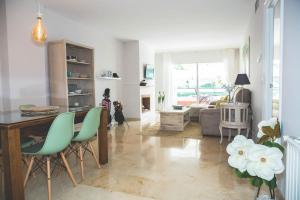 un soggiorno con tavolo e sedie verdi di Luxury Apartment Guadalmina Golf - Marbella a Marbella