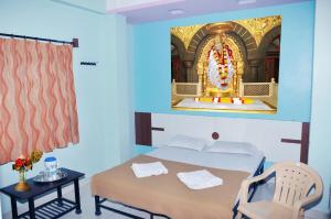 um quarto com uma cama e um grande santuário em Hotel Sai Darshan em Shirdi