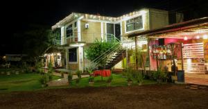 ein Haus mit einer Treppe davor in der Nacht in der Unterkunft Telpochcalli Hotel & Temazcal in San Juan Teotihuacán