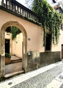 uma arcada no lado de um edifício em 3 Amici al Teatro em Verona mais 11 fotografias