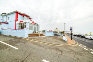 a building on the corner of a street at Marina in Sandown