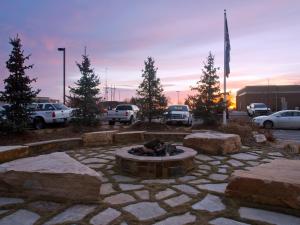 una hoguera en un aparcamiento con árboles y coches en Candlewood Suites Greeley, an IHG Hotel, en Greeley