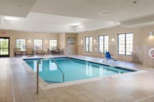 uma grande piscina num quarto de hotel em Staybridge Suites - Columbus Polaris, an IHG Hotel em Flint