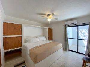 1 dormitorio con 1 cama y ventilador de techo en MIO Cancún Hotel Boutique, en Cancún