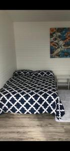 Säng eller sängar i ett rum på Newly Renovated Confederation Bridge View Cottages