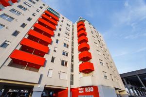 een gebouw met rode balkons aan de zijkant bij Enjoy Time in Central Oradea in Oradea