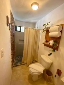 ein Bad mit einem WC und einer Dusche in der Unterkunft MIO Cancún Hotel Boutique in Cancún