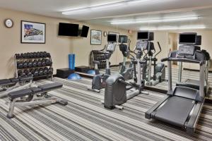 Фитнес-центр и/или тренажеры в Candlewood Suites Eastchase Park, an IHG Hotel