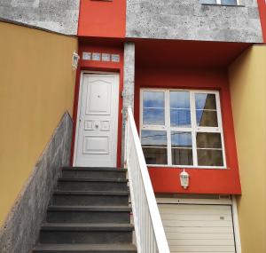 eine Treppe, die zu einer Tür und einem Fenster führt in der Unterkunft Vivienda vacacional in Puerto del Rosario