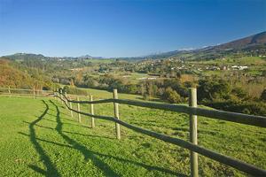 una valla en un campo con vistas a un valle en Casa Rural La Collada, en Sorribas