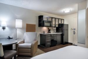 レイクメアリーにあるCandlewood Suites Lake Mary, an IHG Hotelのホテルルーム(キッチン、デスク、ベッド付)