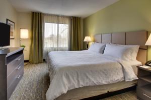 En eller flere senger på et rom på Candlewood Suites - Wichita East, an IHG Hotel