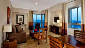 - un salon avec un canapé et une table dans l'établissement Staybridge Suites & Apartments - Citystars, an IHG Hotel, au Caire