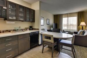 Candlewood Suites - Wichita East, an IHG Hotel tesisinde mutfak veya mini mutfak