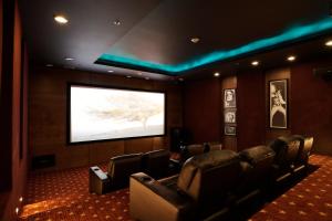 una sala de cine con sillas de cuero y pantalla de proyección en Staybridge Suites Chihuahua, an IHG Hotel en Chihuahua