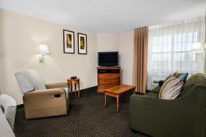 Un televizor și/sau centru de divertisment la Candlewood Suites Galveston by IHG